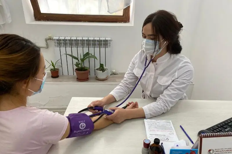 Mańǵystaýda medıtsına qyzmetkerleriniń 77 paıyzy koronavırýs vaktsınasyn aldy