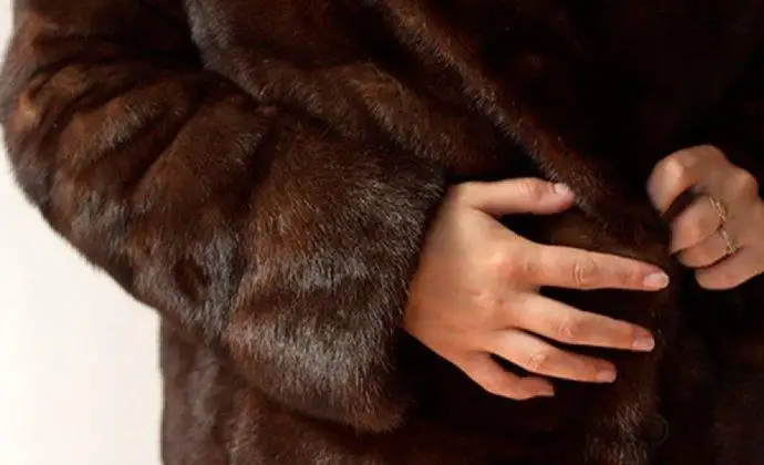 Женщина украла норковую шубу с манекена в Кокшетау