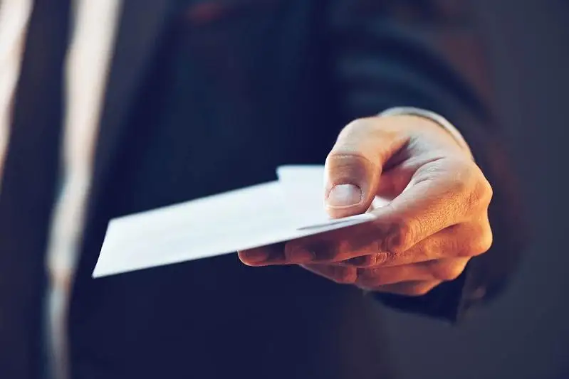 Shymkentte ádistemelik ortalyqtyń qyzmetkerleri tergeýshige 6 mln teńge para bermek bolǵan