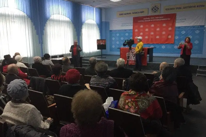 Halyq partııasy atynan depýtattyqqa kandıdat Semeı turǵyndarymen kezdesti