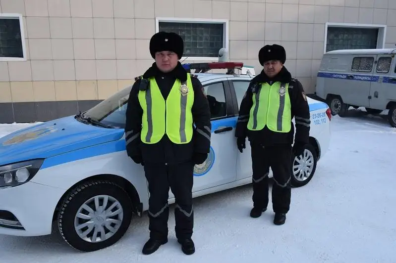 Өскеменде полицейлер қарда жатқан жалаңаш ер адамды құтқарды