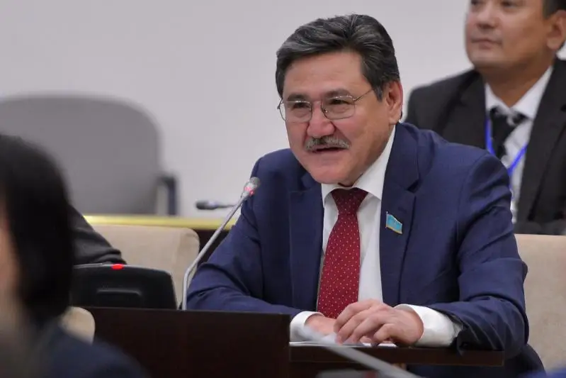 Senator: Jer qoınaýyn paıdalanýshylar eldiń ǵylymı áleýetin damytqysy kelmeıdi