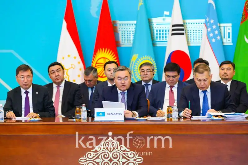 Elordada «Ortalyq Azııa - Ońtústik Koreıa» 12-forýmy ótip jatyr