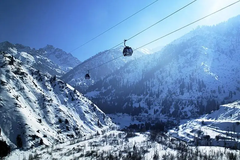 Канатная дорога сломалась на курорте во Франции: 97 человек повисли в воздухе