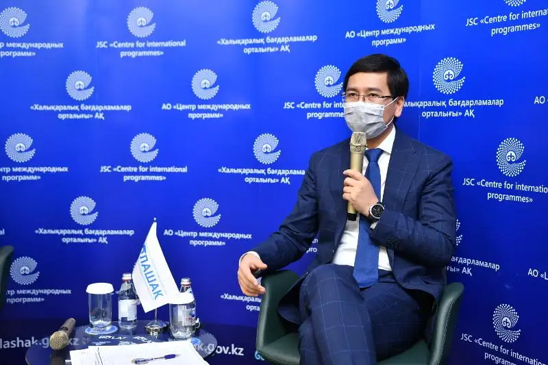 Bilim mınıstri «Bolashaq» túlekterimen kezdesti