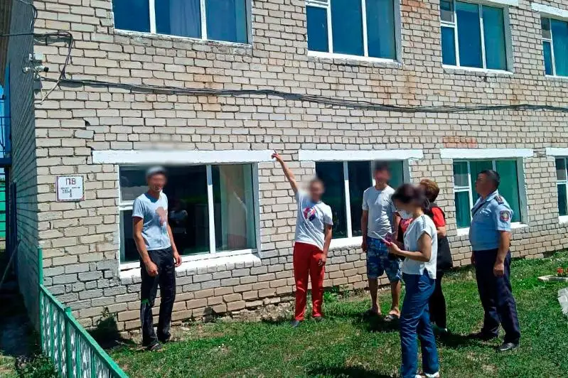 ShQO-da erekshe rejımdegi mektepten qashyp, bireýdiń kóligin aıdap ketken 2 oqýshy ustaldy