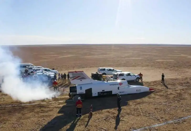 Bloodhound LSR avtomobıli  saǵatyna 790 shaqyrym jyldamdyqty baǵyndyrdy