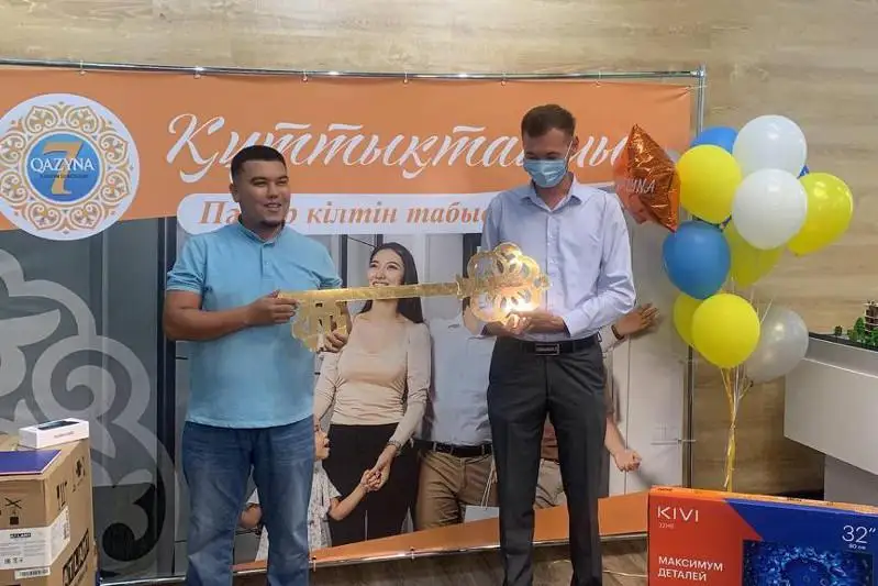 27 jastaǵy mańǵystaýlyq vaktsına saldyryp, páter utyp aldy