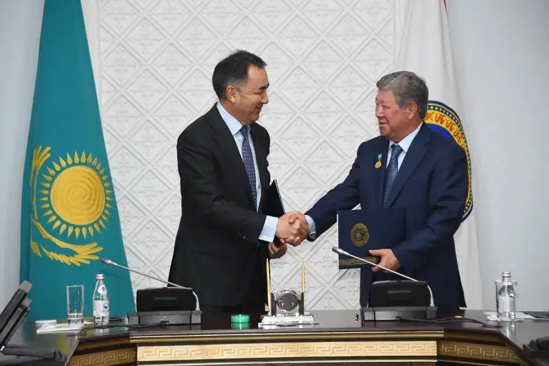 Ahmetjan Esimov pen Baqytjan Saǵyntaev yntymaqtastyq týraly memorandýmǵa qol qoıdy