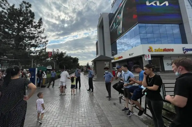 Bishkekte bomba qoıylǵany týraly habardan keıin saýda ortalyǵy qorshaýǵa alyndy