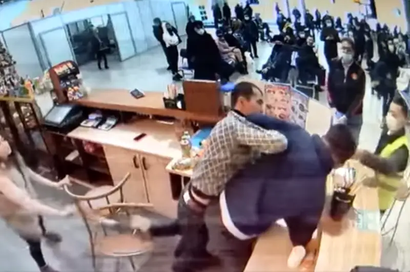 Almaty áýejaıynda mas jolaýshy men barmen tóbelesti