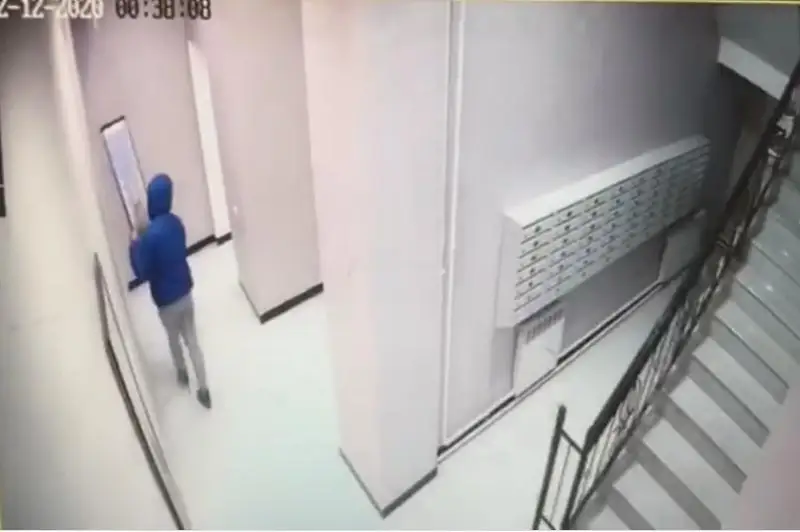 Astana turǵyny turǵyn úı podezinen kartınalardy urlaǵan