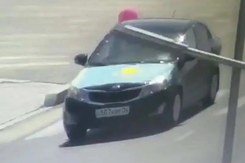 Atyraýda Qazaqstan týyn kóligine japqan júrgizýshi jazalandy