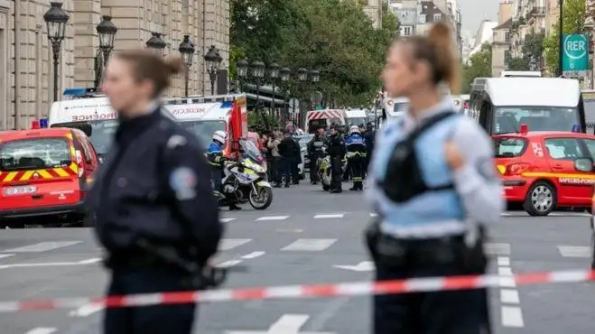 Парижде полицей төрт әріптесін пышақтап өлтірді