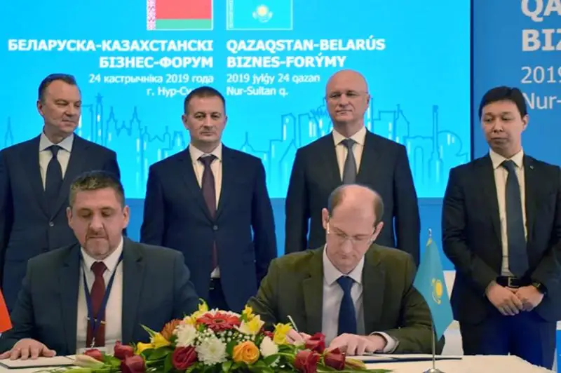 Qazaqstan-Belarýs bıznes forýmynda 15 kelisimge qol qoıyldy