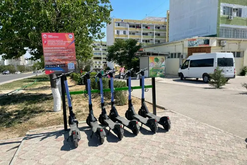 Aqtaýda elektrosamokattardy jalǵa berý jobasy iske qosyldy