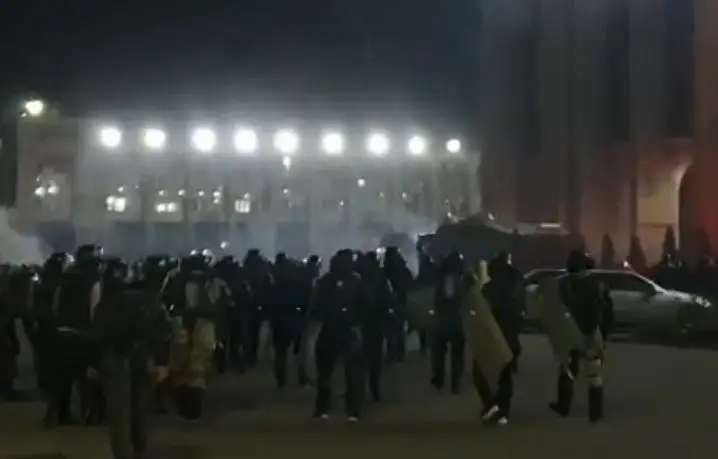 Bishkektegi mıtıng: 122 adam aýrýhanaǵa tústi
