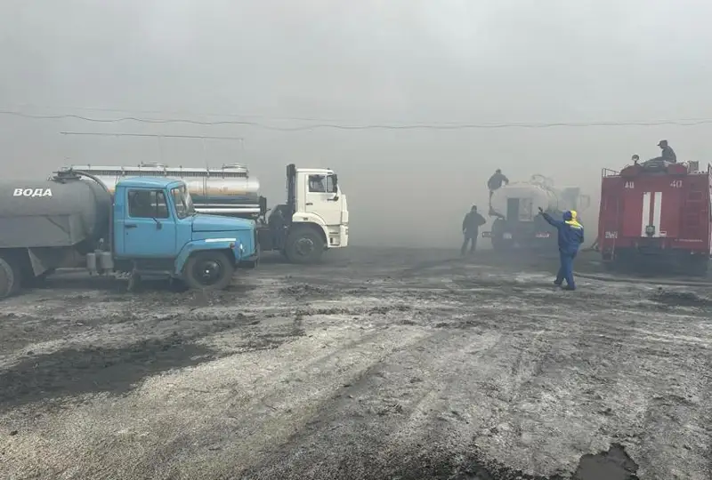 Битум горит на территории асфальтобетонного завода в Костанайской области