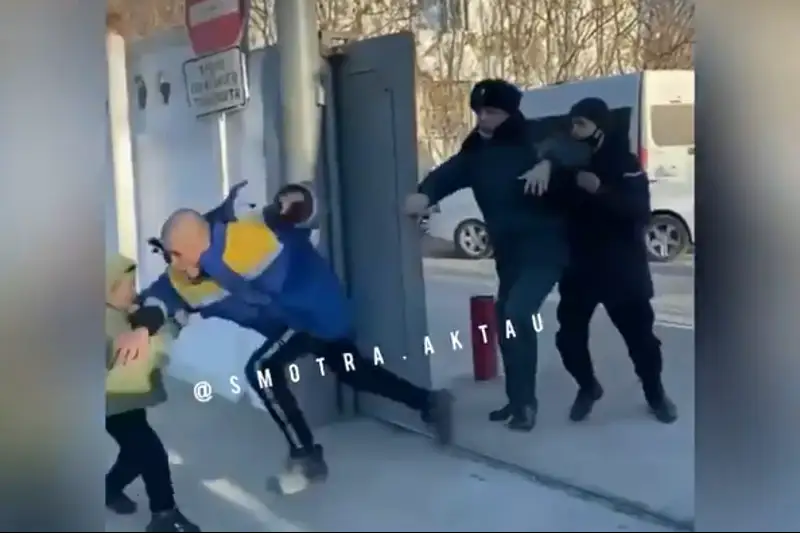 Aqtaýda áskerge shaqyrylǵan jigit qashpaq boldy