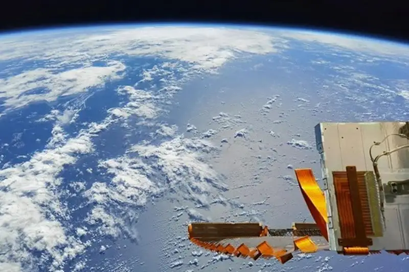 Қытайдың «Шэньчжоу-12» ғарыш кемесінің капсуласы 3 ғарышкерді Жерге жеткізді
