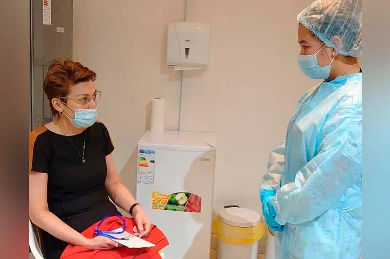 Sanepıdbaqylaý komıtetiniń basshysy Aıjan Esmaǵambetova QazVac vaktsınasyn saldyrdy