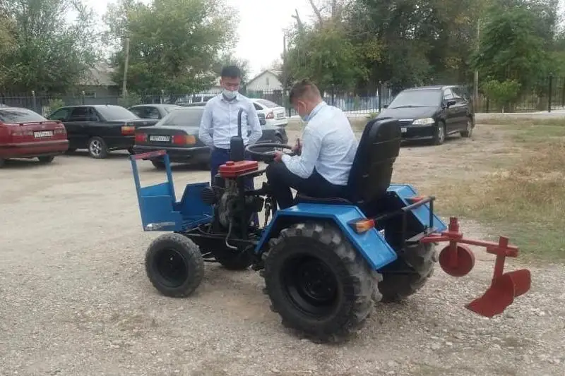 Jambyldyq oqýshy shaǵyn traktor jasap aldy