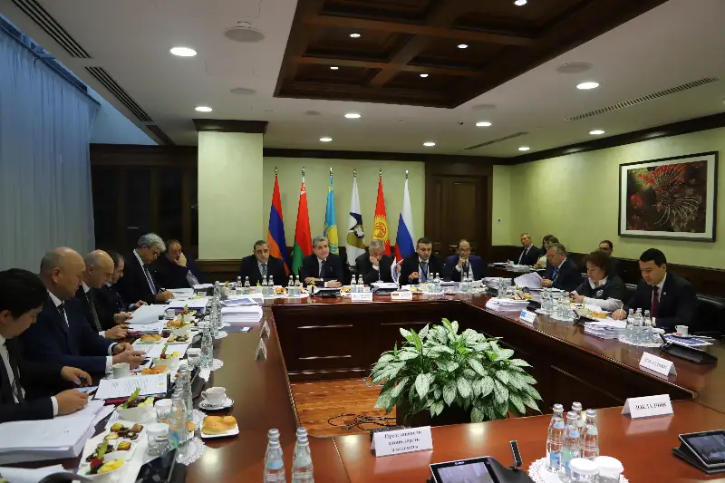 QR Qarjy mınıstri Álıhan Smaıylov EEK komıssııasy keńesiniń otyrysyna qatysty