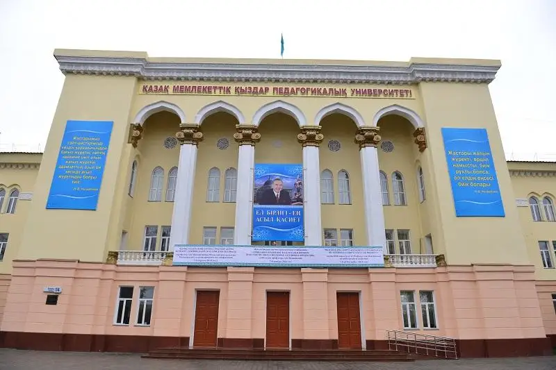 Qyzdar pedagogıkalyq ýnıversıteti múgedek balanyń emine qarajat jınap berdi