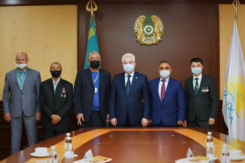 Beıbit Atamqulov metallýrg áriptesterimen kezdesti