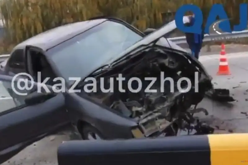 «Almaty - Qorǵas» jolynda avtokólik qatty jyldamdyqpen qorshaýǵa baryp soǵyldy