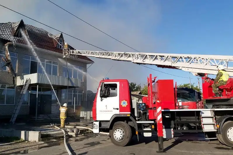 Taldyqorǵanda qoıma órtenip, tórt gaz ballony shyǵaryldy