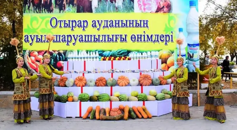 Otyrarlyq dıqandar «Altyn kúz» merekesin toılady