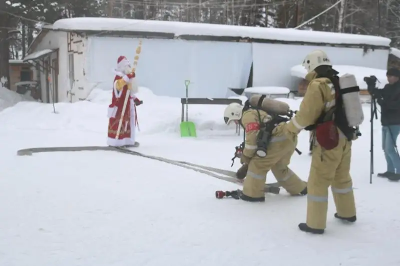 Пожарные Риддера провели учения с участием Деда Мороза и Снегурочки