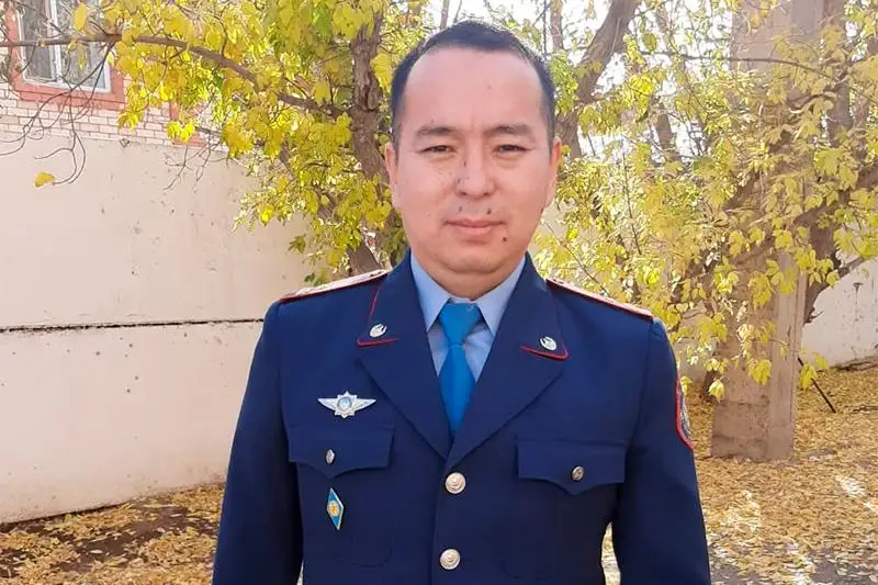 Qyzylordada kólik polıtseıi bir otbasyn órtten aman alyp qaldy