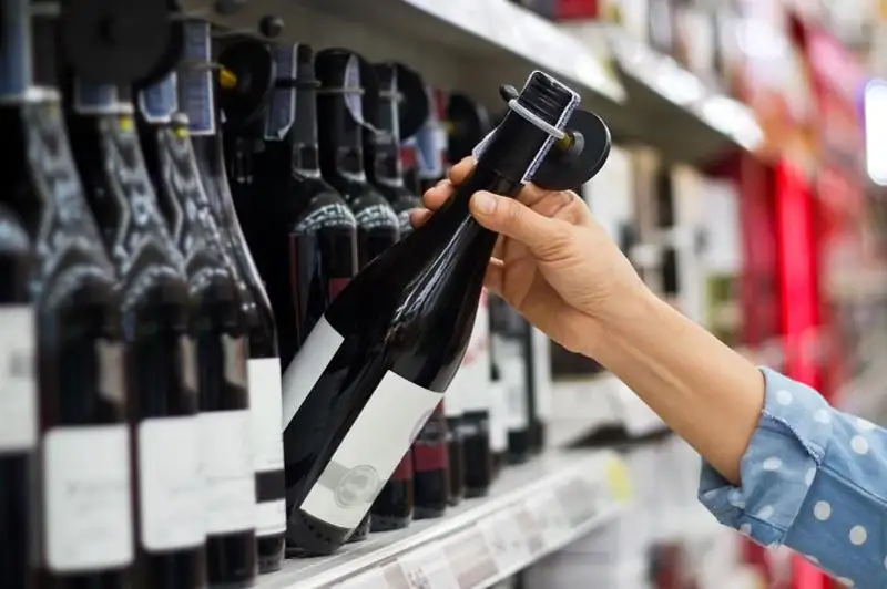 Birtanov temeki, alkogol satýshylarǵa qosymsha salyq salyp, ony MÁMS qoryna aýdarýdy usyndy