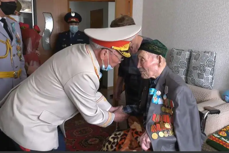 Elordada polıtsııa qyzmetkerleri soǵys ardagerine izet kórsetti