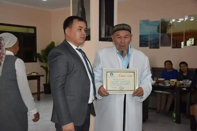 Jetisaı aýdanynda aýyl qarııalary qurmetke bólendi