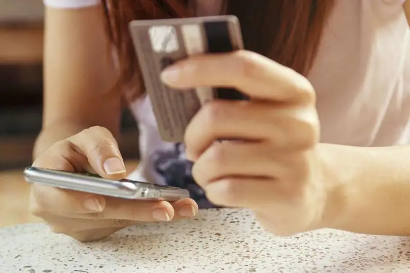 Elorda turǵynyn áleýmettik jeli arqyly tanysqan áıeli tonap ketti