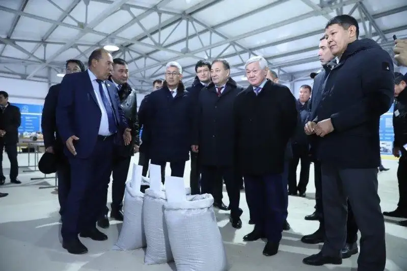 Berdibek Saparbaev Jańaózendegi birneshe áleýmettik nysandy aralady