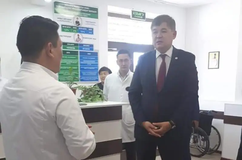 Eljan Birtanov Otyrar aýdanyndaǵy naýqastarmen kezdesti