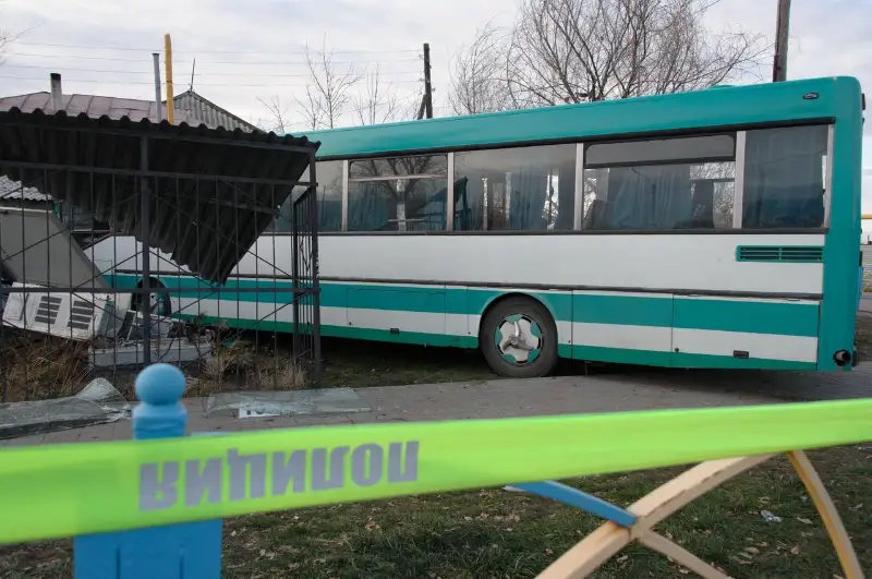 Avtobýs úıge soǵyldy: Qostanaıda jol apatynan áıel kóz jumdy