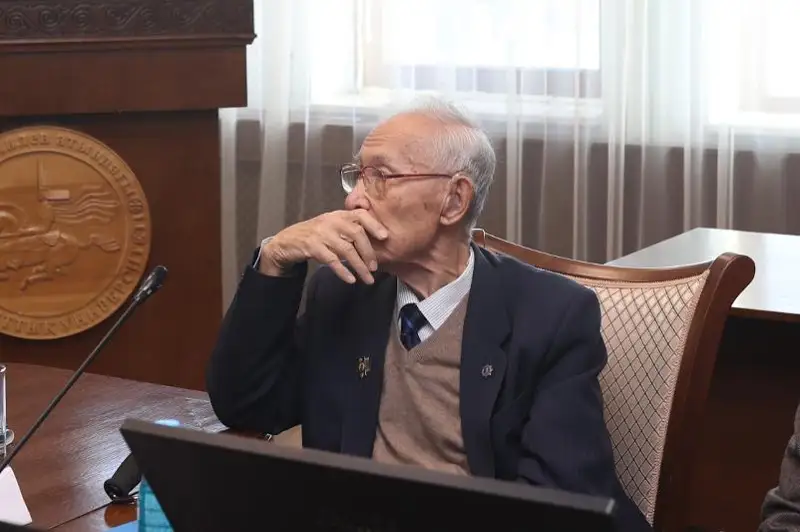 Serik Qırabaev: El gazetin aýdarma-gazet jasamaı alyp qalǵan Jumabek Táshenov edi