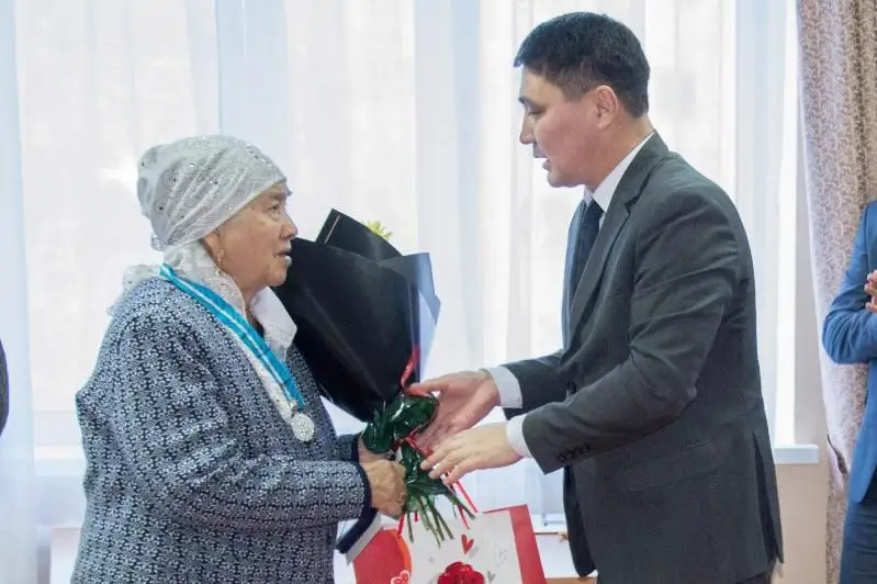 Elordada kópbalaly analarǵa altyn jáne kúmis alqalar tabys etildi
