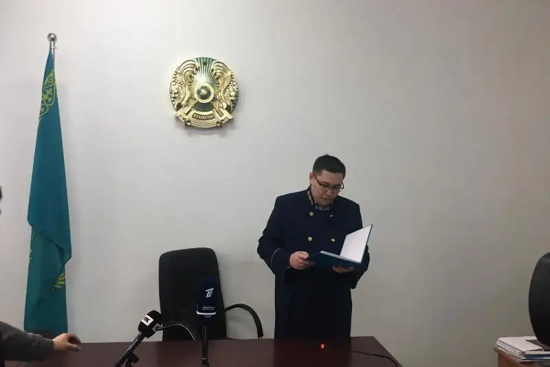 Almatyda bala urlamaqshy bolǵan tárbıeshi sottaldy