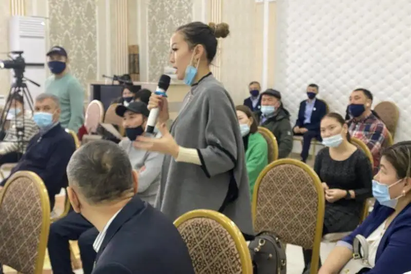 «ADAL» partııasynyń ókilderi Aqtaý turǵyndarymen kezdesti