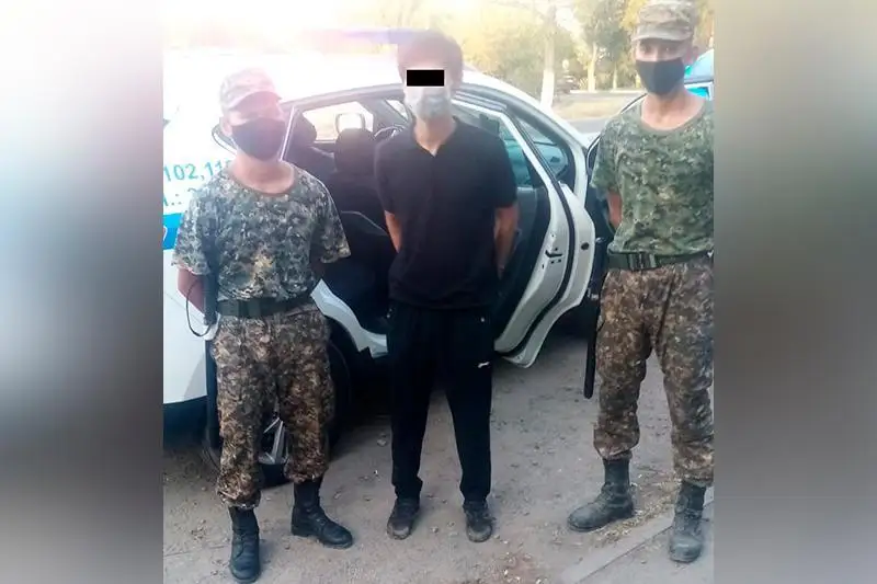 Ulttyq ulan sarbazdary Tarazda turǵyndarǵa pyshaq ala júgirgen buzaqyny ustady