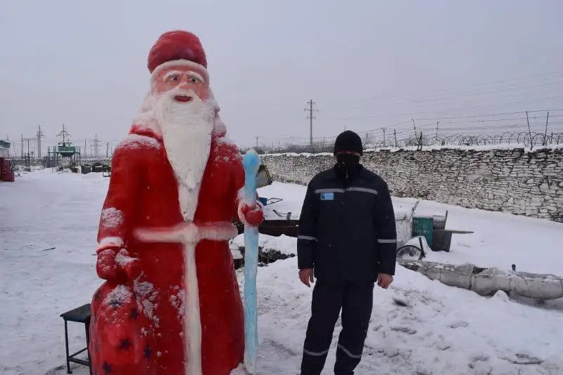 Деда Мороза и Снегурочку вылепили осужденные для главной елки Атбасара