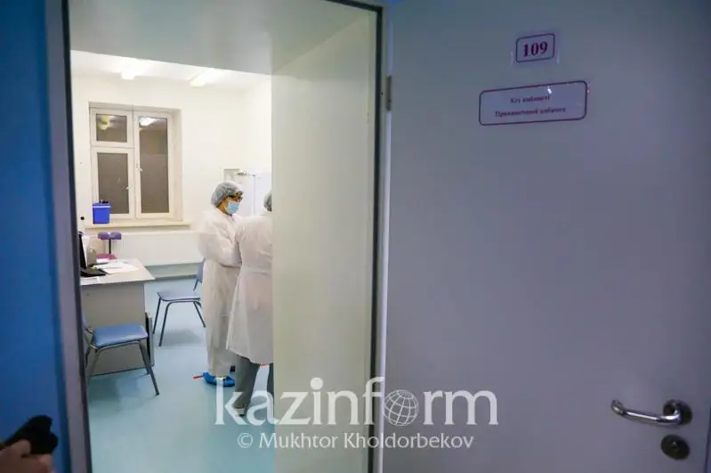 Atyraýda mereke kúnderi vaktsınalaý beketteri demalyssyz jumys isteıdi