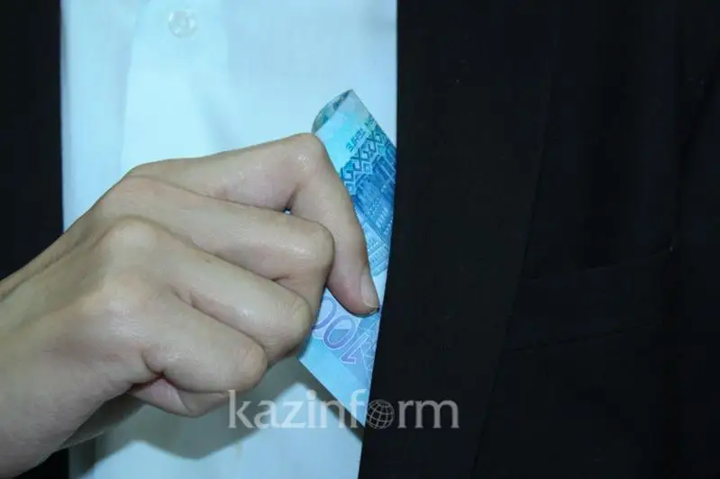 Almatyda burynǵy mektep dırektory para alǵany úshin sottaldy