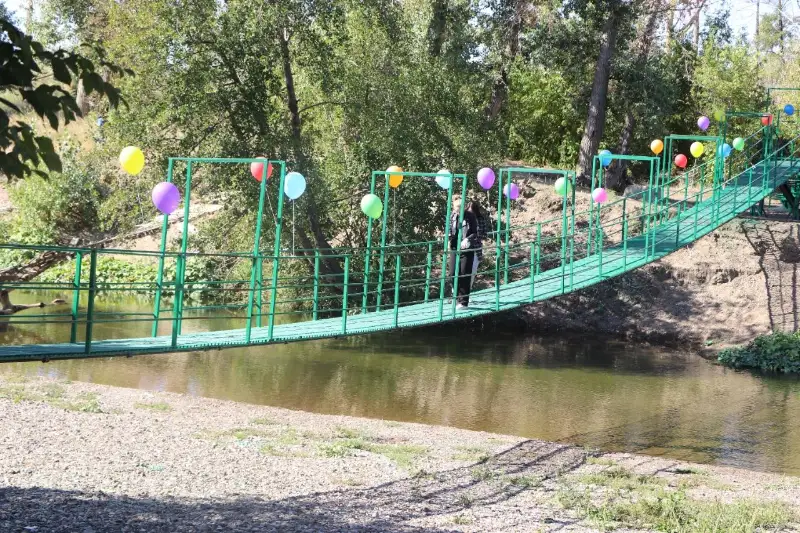 Aqtóbelik kásipker aýyl turǵyndaryna aspaly kópir salyp berdi